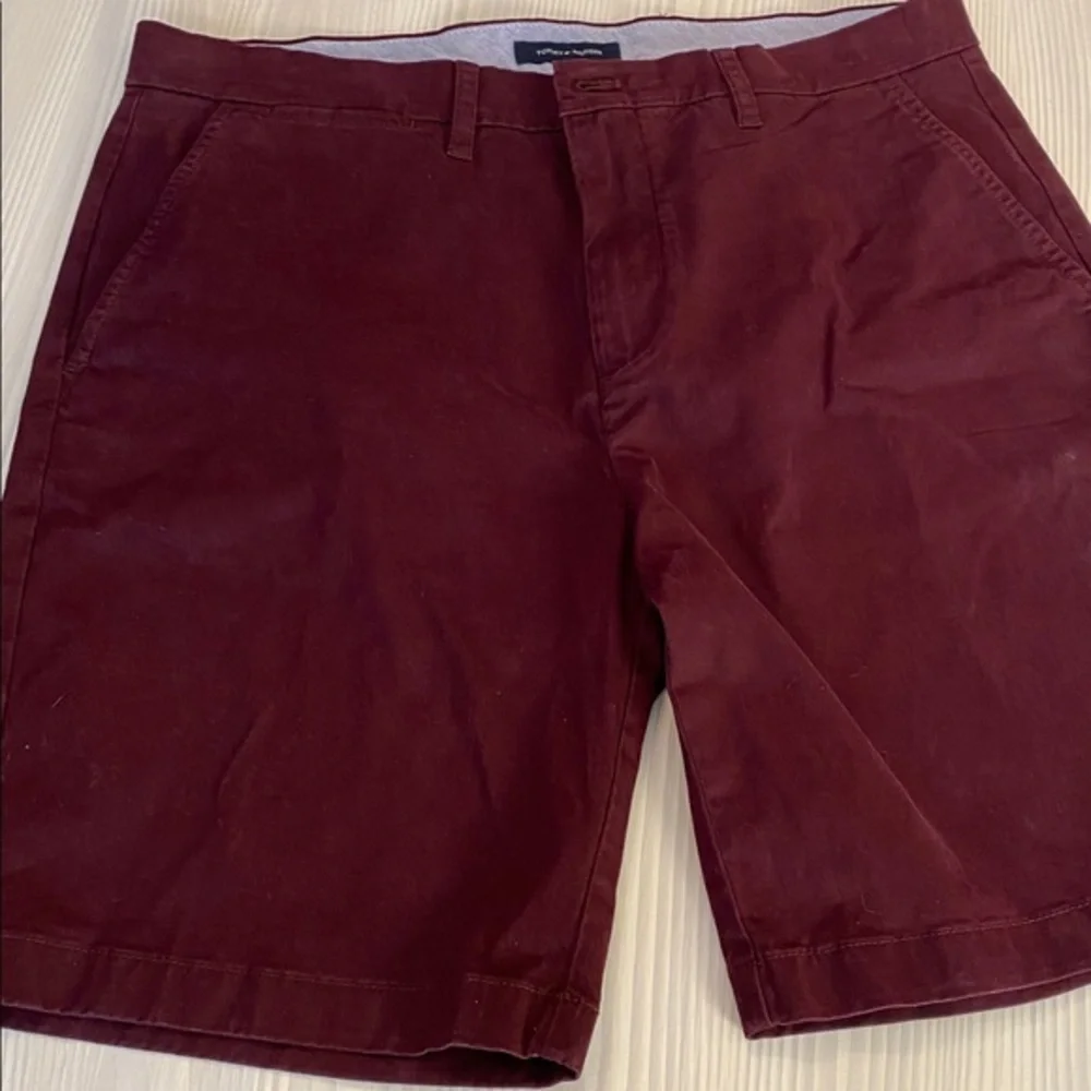 Tommy Hilfiger Chino Shorts Men's 34 Burgundy Maroon Classic Fit Stretch